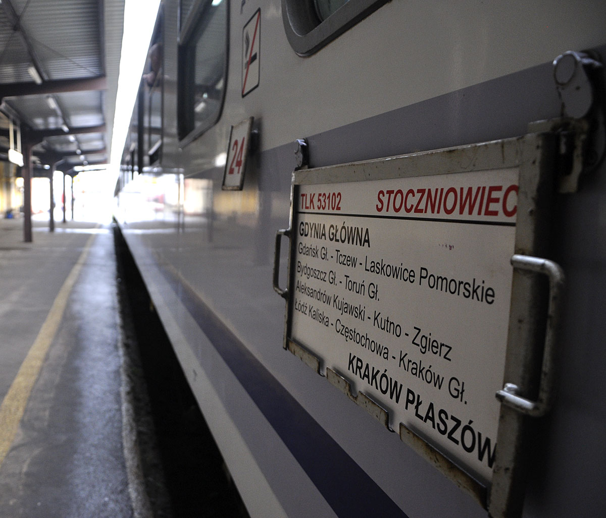 Таблички с информацией о маршруте поезда и номере вагона